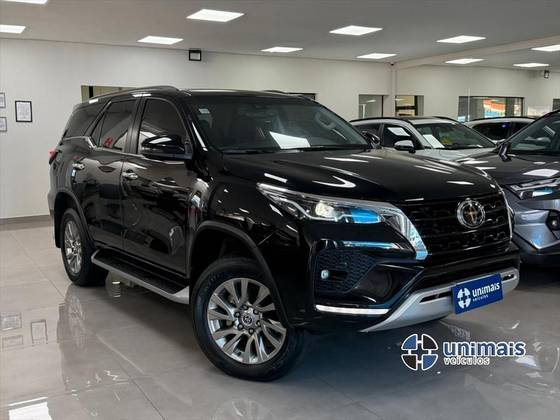 TOYOTA HILUX SW4 2.8 D-4D TURBO DIESEL SRX 7L 4X4 AUTOMÁTICO